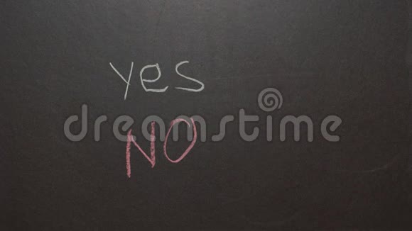 在黑板背景上是或否右撇子女人选择是红色不是绿色是决策视频的预览图