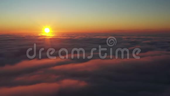 飞过晨霞相机慢慢沉入雾中视频的预览图