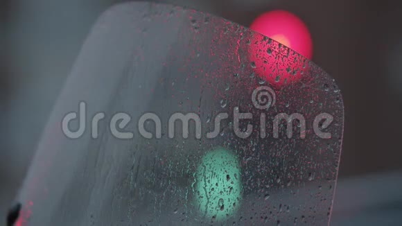交通灯通过湿玻璃观看视频的预览图