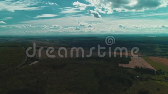 从上面和多云的蓝天看农村的农业田沟视频的预览图