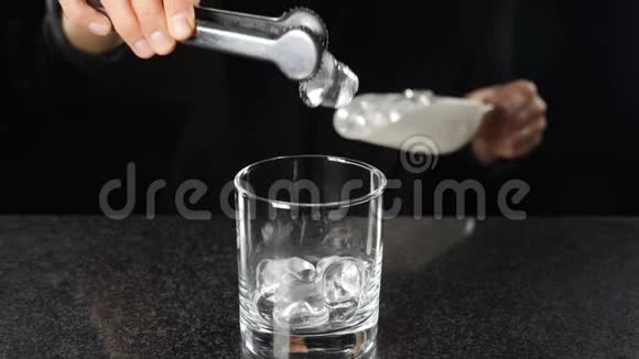 女调酒师将冰块缓慢放入酒精饮料的特写镜头有精神的鸡尾酒视频的预览图