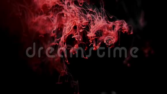 红墨水溅在黑色背景的水中视频的预览图
