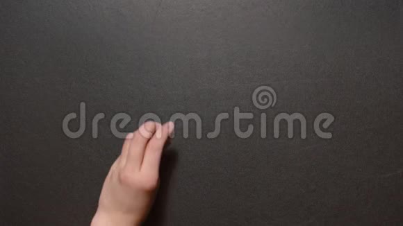 你好葡萄牙人一只左手用粉色粉笔黑板上写着奥拉字视频的预览图