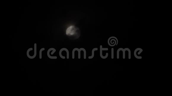 在满月的无星的天空中可怕的乌云从月亮面前掠过视频的预览图