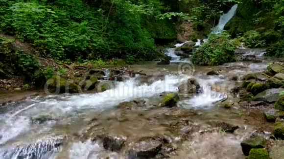 关闭一个小溪流的视频与少量纯山流水视频的预览图