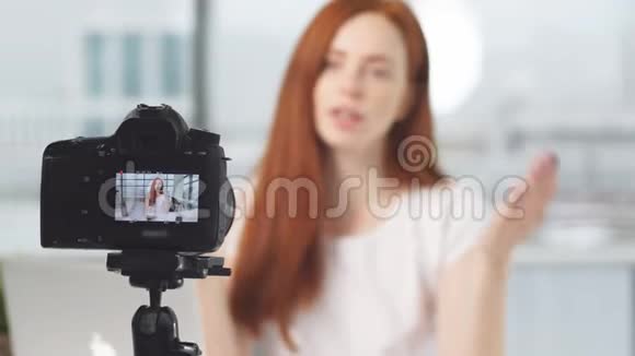 年轻漂亮的博客女孩在办公室工作拍摄镜头视频的预览图
