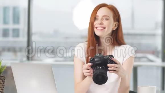 手里拿着数码相机的快乐记者女孩的肖像视频的预览图