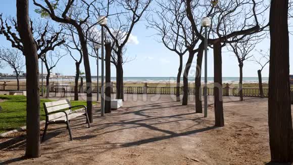 在西班牙的冬天海滩海滨长廊可以看到大海和落叶的树木视频的预览图