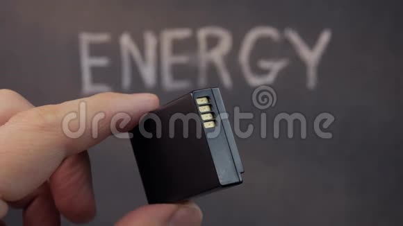 一名男子在能源旁边举着一个手指电池视频的预览图