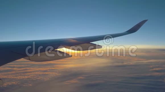 日落的天空形成了飞机的窗户视频的预览图