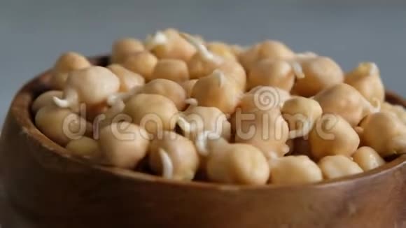 鹰嘴豆芽或幼苗放在木碗里靠近素食和健康饮食视频的预览图