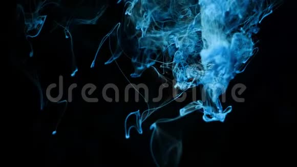 吸点烟云蓝光中的黑色背景烟雾效应视频的预览图