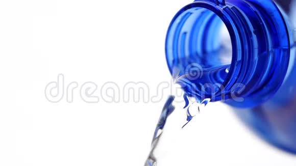 白色背景下蓝色瓶子缓慢流动的水视频的预览图