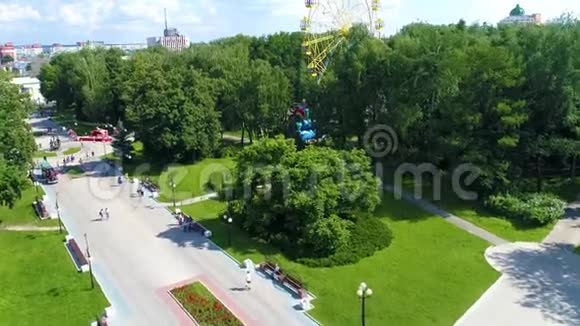 公园里的城镇广场在夏季阴天无人机镜头视频的预览图