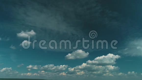 戏剧性的无人机运动从黑暗的天空雨前到蓝天与白色蓬松的云视频的预览图