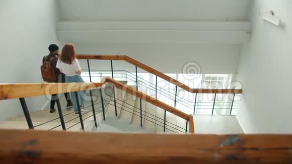 青少年在学校楼梯上慢动作做高五聊天视频的预览图