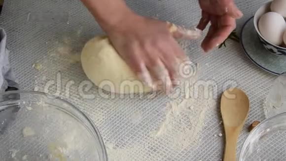 女人手揉面团的俯视图自制面包店的主题视频的预览图