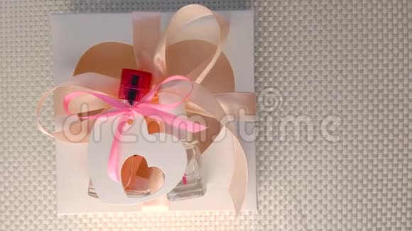 情人节创意概念平面礼品盒模型粉红色香水瓶白色背景带指甲油视频的预览图