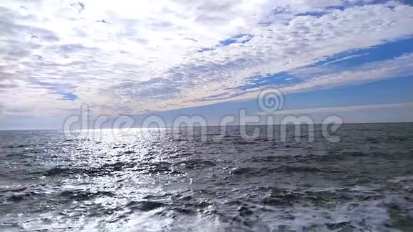 海浪撞击缓慢的运动美丽的蓝色和白色的可爱的天空循环海洋表面纹理视频的预览图