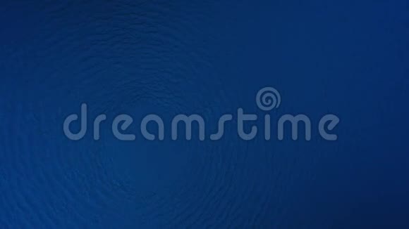 水圈在蓝色阴影下旋转和展开运动表面视频的预览图
