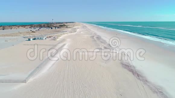 冬季长岛南岸的海浪和海滩视频的预览图