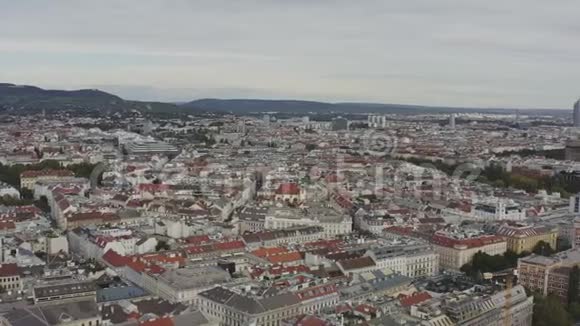 奥地利航空维也纳天桥阴天历史建筑漂亮的相机移动视频的预览图