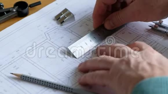 建筑师办公桌图纸卷尺直尺等绘图工具工程师配合图纸特写视频的预览图