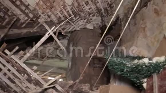 拆除建筑物用挖掘机拆除多平房屋扭曲的钢筋破碎的柱子和散落的混凝土视频的预览图