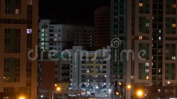 晚上的城市窗户在新家里闪闪发光路灯和商店标志都亮着晚间城市景观窗口视频的预览图