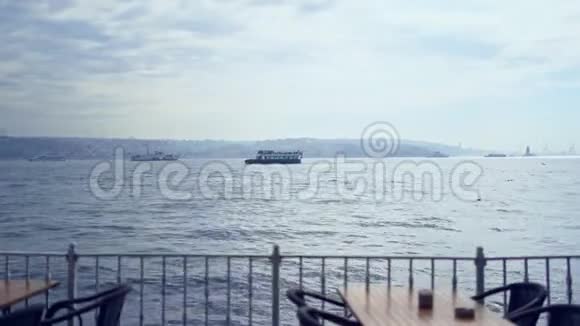 海边的咖啡馆摆满了船只和海浪视频的预览图