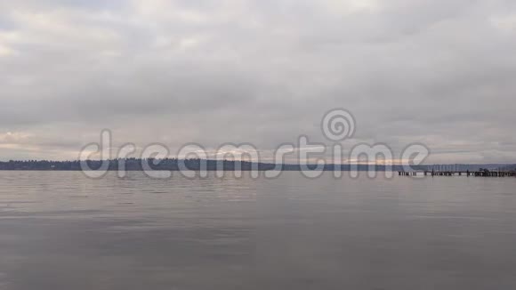 华盛顿湖的船停靠在阴雨天周围没有人视频的预览图