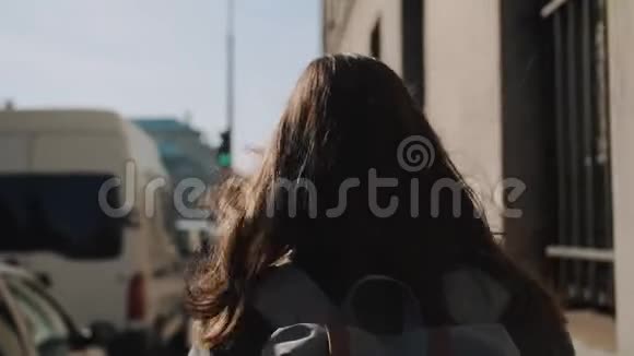 特写镜头跟随旅游妇女背着背包沿着阳光明媚的秋天城市街道巴黎慢动作视频的预览图