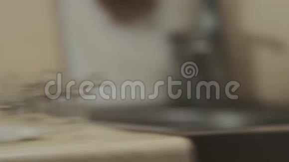 一个透明塑料包装的棕色大鸡蛋放在厨房的桌子上视频的预览图