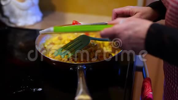 一份美味的早餐煎锅上面有火腿鸡蛋新鲜蔬菜和融化的奶酪这个夹子里加了番茄视频的预览图