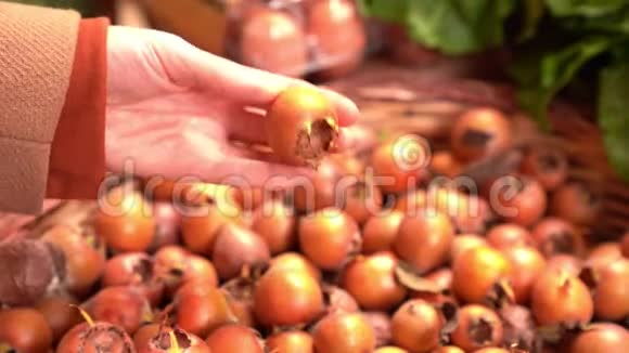 市场上有异国情调的橙浆果视频的预览图