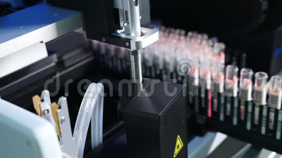 现代实验室用专用机器分析血液和遗传物质样本特写镜头科学家视频的预览图