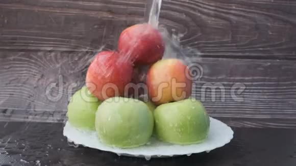红苹果和绿苹果用一滴水清洗视频的预览图