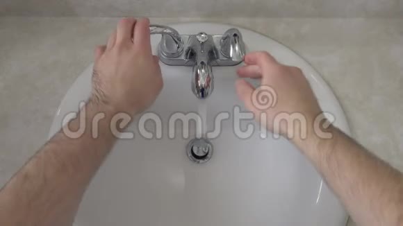从POV角度大力洗手视频的预览图
