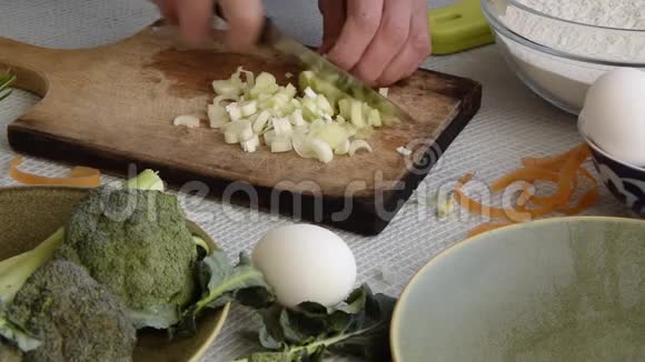 女性手切韭菜的俯视图健康的食物成分均衡饮食视频的预览图
