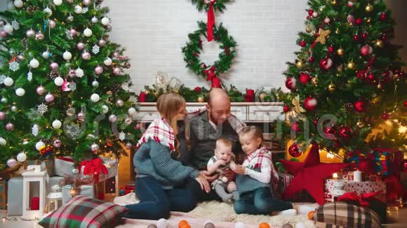 新的一年一家人坐在毯子下交流视频的预览图