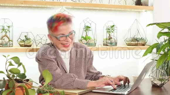 穿着时髦眼镜的老女人坐在办公室视频的预览图