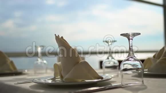 提供餐具和毛巾的桌面海景视频的预览图
