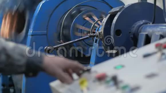 工人在机器上生产铜电缆视频的预览图