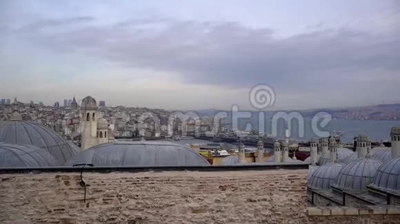 从观景台俯瞰伊斯坦布尔和博斯普鲁斯的屋顶景色视频的预览图