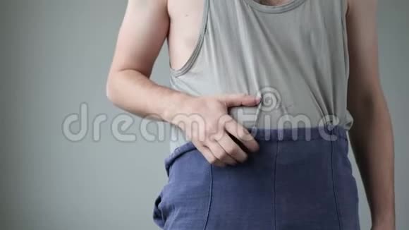 衣衫褴褛的人在挠肚子视频的预览图