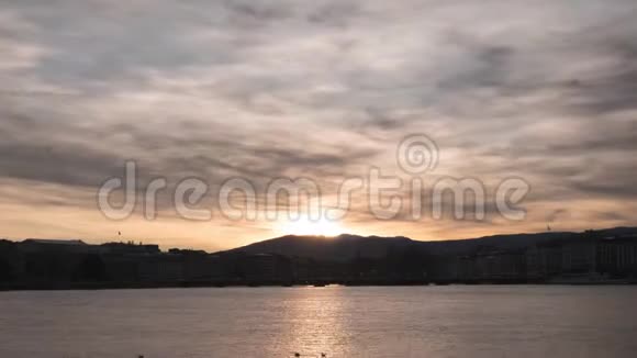 瑞士日内瓦湖的日落时间视频的预览图