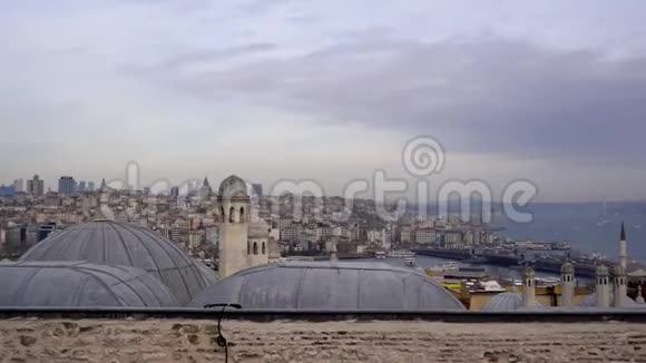 从观景台俯瞰伊斯坦布尔和博斯普鲁斯的屋顶景色视频的预览图