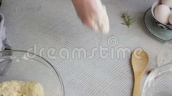 女人手揉面团的俯视图自制面包店的主题视频的预览图
