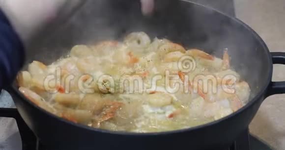 一个女人用烤虾把调料洒在锅里视频的预览图
