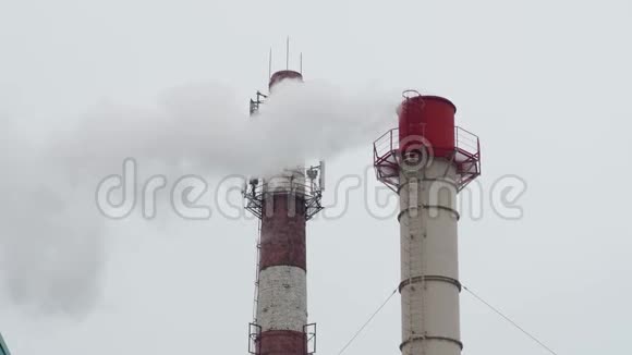 白色和红色的烟斗从工厂里冒出厚厚的白烟环境污染有烟的管子4公里视频的预览图
